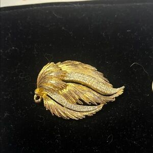 Vintage Gold Tone Leaf Brooch